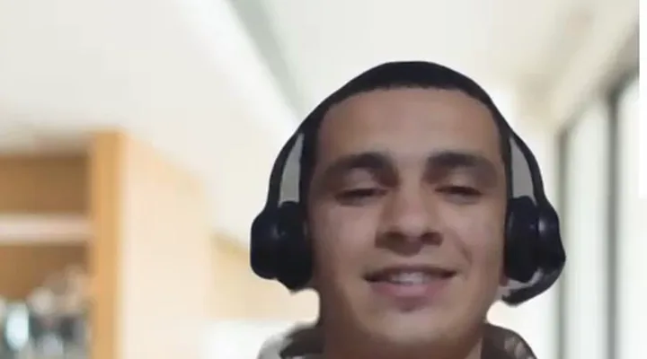 معلم مصري من الأزهر يبتسم في حصة فردية مباشرة على زووم مع طالبه آدم في أكاديمية سوبر مسلم